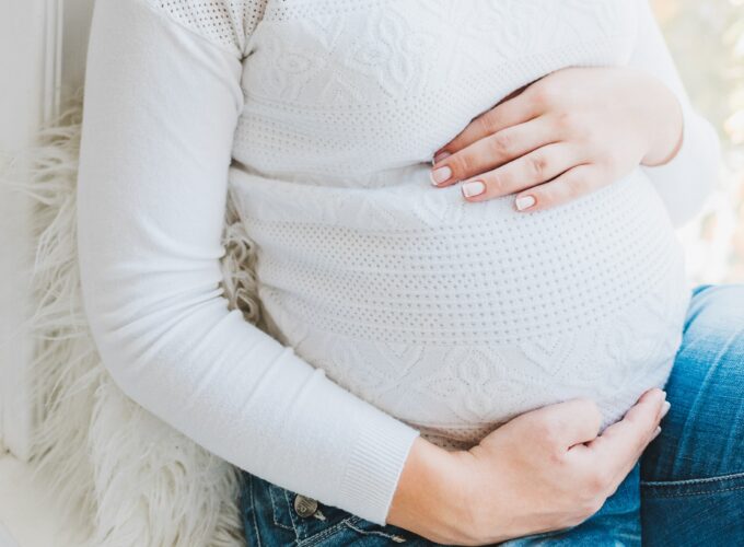 Une jeune femme enceinte tenant son ventre