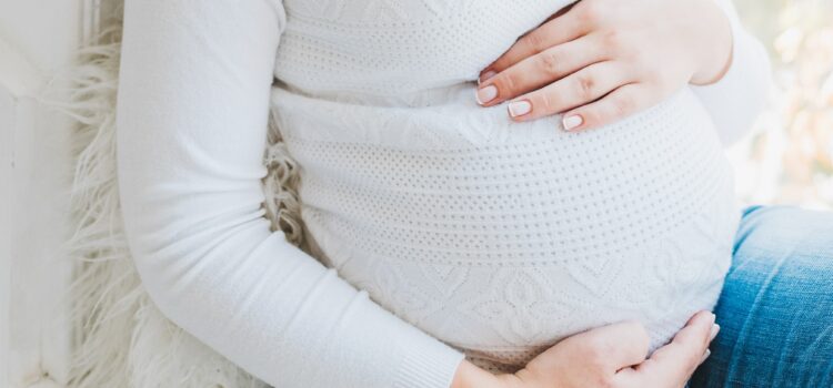 Une jeune femme enceinte tenant son ventre