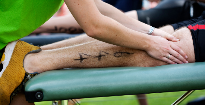 Un sportif reçoit un massage après une compétition.