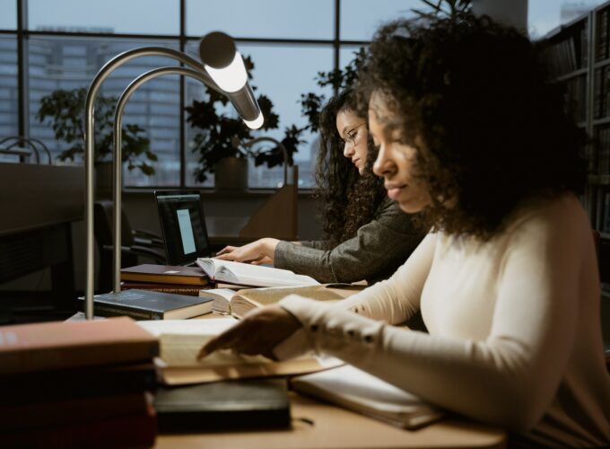 Deux femmes effectuent des recherches en bibliothèque