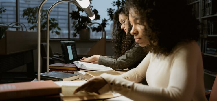 Deux femmes effectuent des recherches en bibliothèque